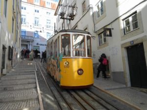 Lissabon mit gelber Straßenbahn